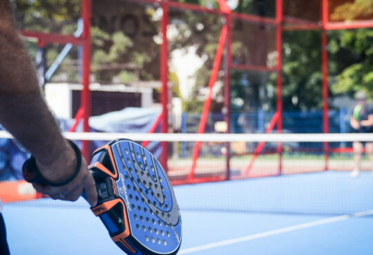 Comment bien s'équiper pour le padel ?